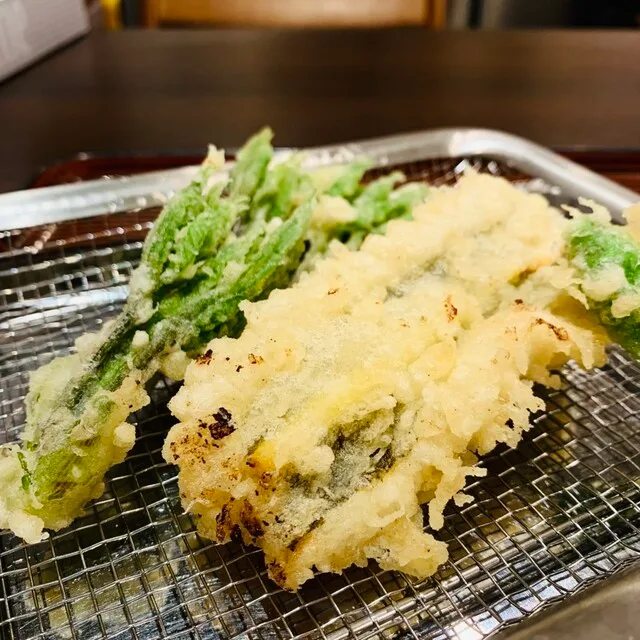 揚げたての天ぷらの接写。海老の天ぷら。