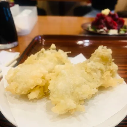 豊洲市場の店内。テーブル席。