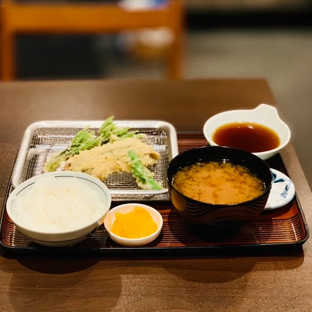 大海老と穴子の天丼。丼に盛られ、タレがかかっている。